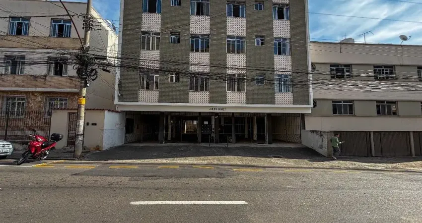 Apartamento com 2 quartos e vaga de garagem livre na rua Tiradentes