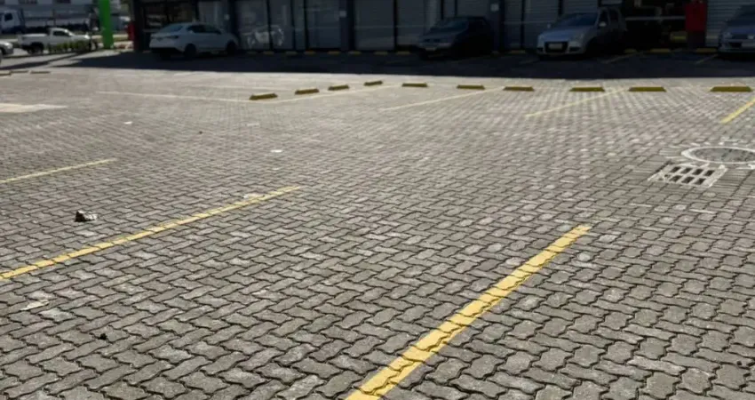 Barracão / Galpão / Depósito com 4 salas para alugar na Rua Telêmaco Borba, 654, Guaraituba, Colombo