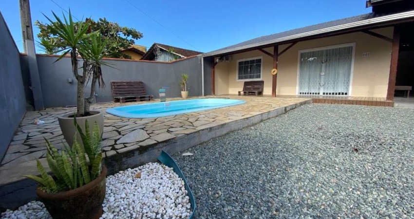 CASA COM PISCINA, 150M²  EM TERRENO COM 260M² NO ITACOLOMI EM BALNEÁRIO PIÇARRAS-SC