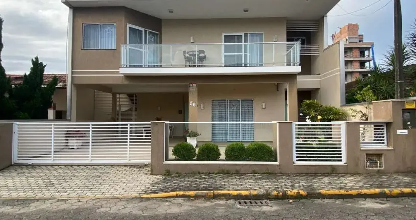 Casa mobiliada alto padrão com 248m², 5 dormitórios sendo 2 suítes em itajuba, barra velha-sc