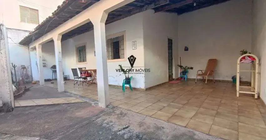 Casa simples bem localizado no bairro Santa Monica.