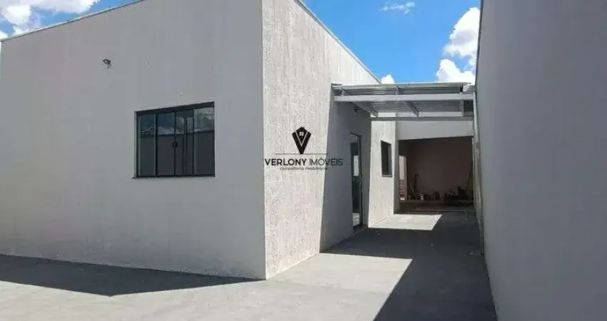 Linda casa sendo 3/4 com suíte, 4 vagas de garagem no bairro Luizote