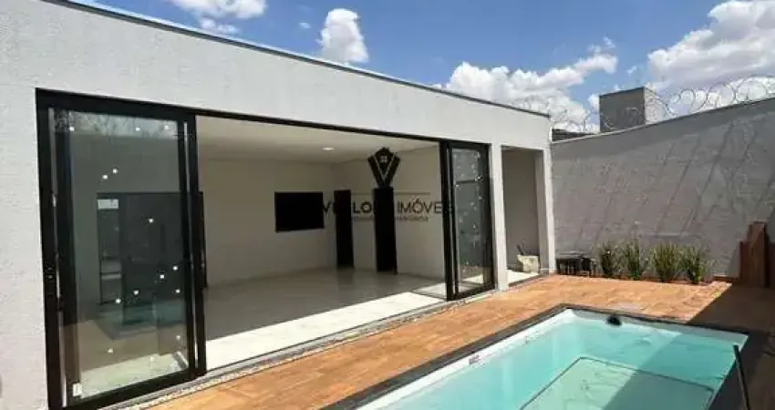 Linda casa sendo 3/4 com 2 suítes, varanda gourmet com piscina e churrasqueira.