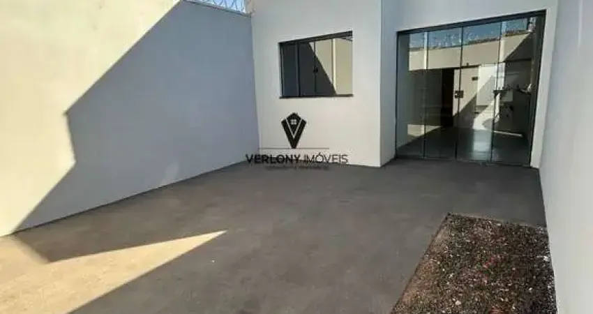 Linda casa 2/4 com suíte com closet, quintal nos fundos e 2 vagas de garagem