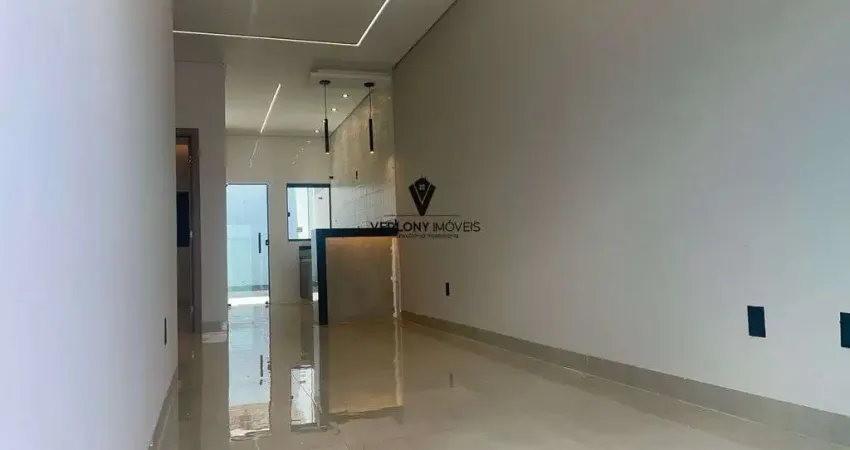 Linda casa 2/4 com suíte, jardim de inverno e quintal nos fundos.