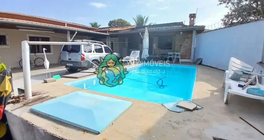 Casa ampla com edícula, piscina e excelente localização a 500 metros da praia do Porto Novo