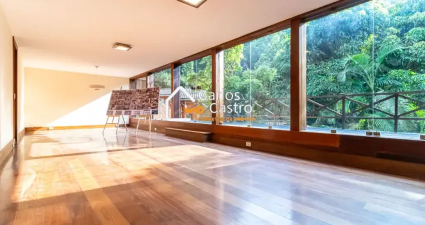 Casa com 3 pavimentos, 4 quartos, 1 suíte, quadra de tênis, piscina, sauna, banheira. Condomínio com ar bucólico, vista para mata atlântica e com segurança 24 hs.