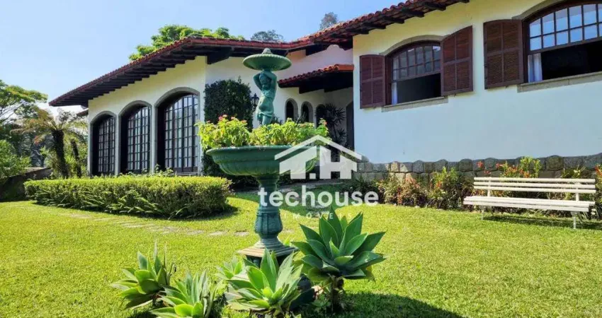 Charme e elegância no Comary, em uma casa em condomínio que possui o estilo arquitetônico clássico.
