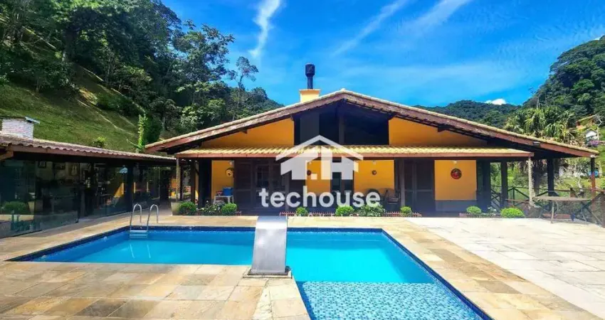 Casa Linear, no Comary – Teresópolis, com 4 qrt, 2 suítes, lazer completo e chalé para hóspedes.