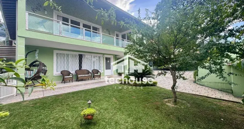 Casa a poucos metros da feirinha com 4 dormitórios à venda, 519 m² por R$ 2.745.000 - Parque do Ingá - Teresópolis/RJ