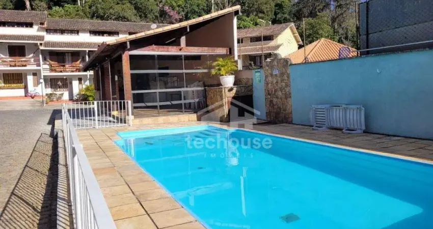 Casa em Condomínio com 3 suítes, Pimenteiras: Conforto e Lazer a Poucos Minutos do Centro de Teresópolis.