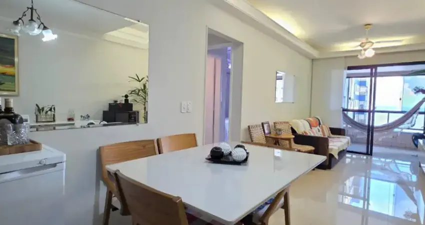 Apartamento andar alto reformado com varanda ampla e vista mar na praia do morro