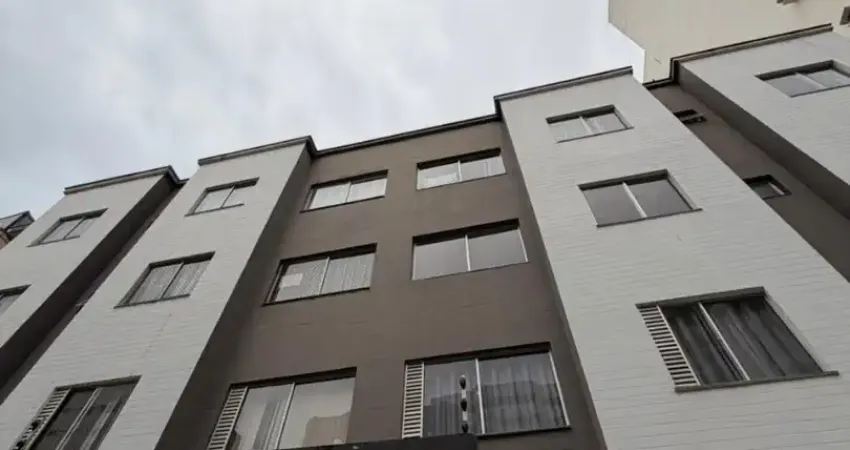 Apto na av. oceânica 2 quartos, frente rua, 3º andar de escada, local top pra morar ou lucrar