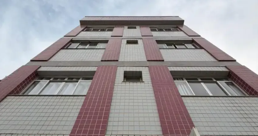 Apartamento reformado com área lateral, 2 quartos (1 suíte), sol da manhã e excelente localização