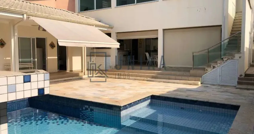 Casa de Luxo em Condomínio à Venda em  - 3 Quartos, 3 Suítes, 3 Salas, 5 Banheiros, 4 Vagas de Garagem!