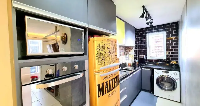 LINDO apartamento decorado para locação e possui sacada com churrasqueira!