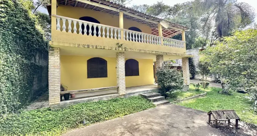 Imóvel para aluguel ou venda no  Cond Jd Colibri - Rústica, 3 dorms, quintal e muito jardim!