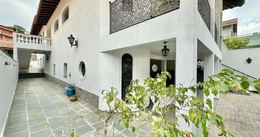 UM ACHADO! CASA DE RUA COM ÓTIMA SEGURANÇA! - 4 suítes, salão festas, escritório, adega, 7 vagas