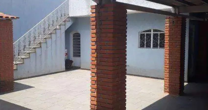Sobrado com 3 dormitórios (1 suíte) com armários planejados e cozinha com armários e fogão, sala com 22 M2 com 3 sacadas  2 vagas cobertas e um quinta