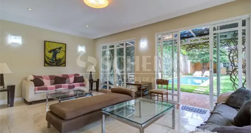 Mobiliada belíssima casa em campo belo com 4 suítes, jardim e piscina