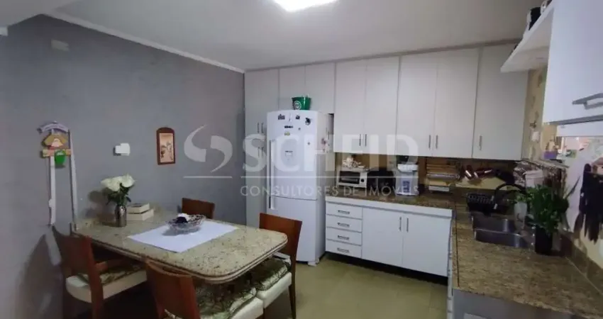 Casa a venda com três quartos, quatro vagas próximo a rua Sócrates.