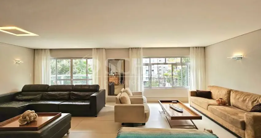 Apartamento a venda no Itaim - 3 quartos, sala com varanda, reformado.