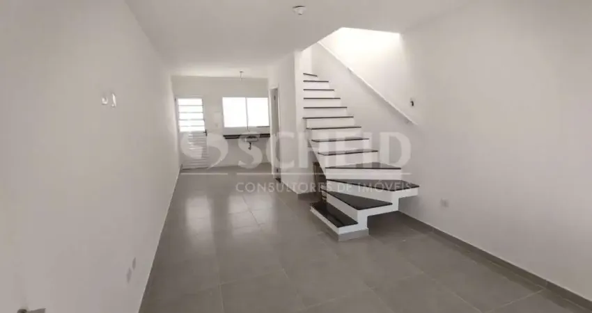Sobrado novo com três quartos na Vila Santa Catarina.