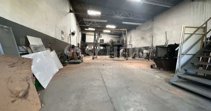 Galpão mais o terreno para locação total de 674m² na pedreira.