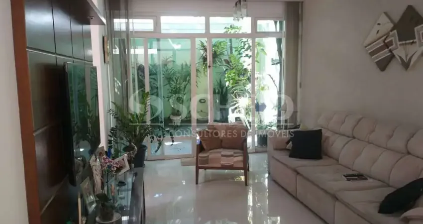 Casa no Brooklin, 180m2 com 3 dormitóorios, 2 salas, cozinha com armários, quintal e  2 vagas.
