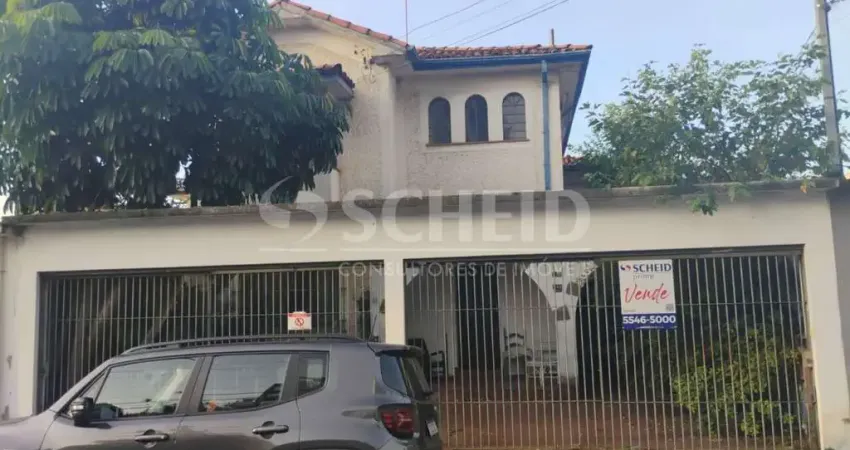 Casa à venda no Brooklin sendo 3 quartos e 4 vagas de garagem.