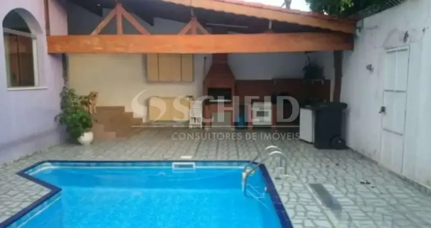 Casa a venda de 300m², 3 Quartos, 3 salas, 1 suíte, 4 banheiros, Piscina e 2 vagas na Cidade Ademar.