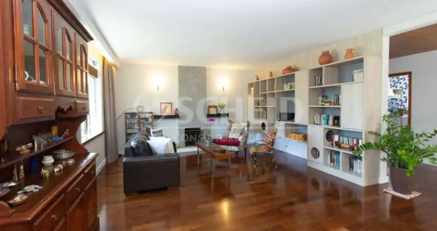 Casa á Venda no Brooklin com 314m², 4 quartos sendo 2 suítes, 4 vagas.