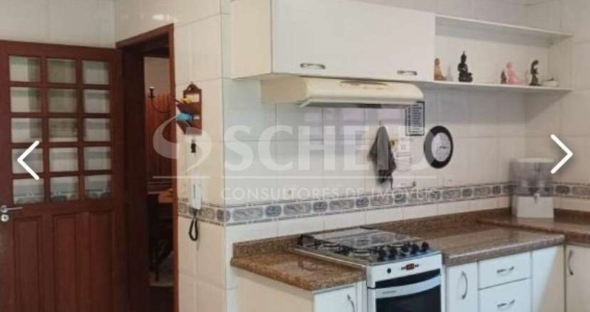 Casa no Alto da Boa Vista, 193m, 3 suites, 3 salas, cozinha com armários, edícula e 3 vagas.
