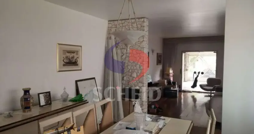 Sobrado residencial com 210m2 3 suítes, 2 vagas, estando em ótima localização no Campo Grande