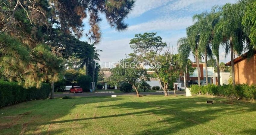 MARAVILHOSO TERRENO NO CONDOMINIO LAGO AZUL GOLFE CLUBE, 1.074 mts², plano, proximo a portaria prin