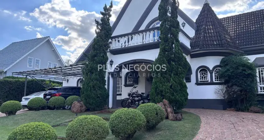 Casa Clássica com Piscina no Condomínio Lago Azul Golf Club