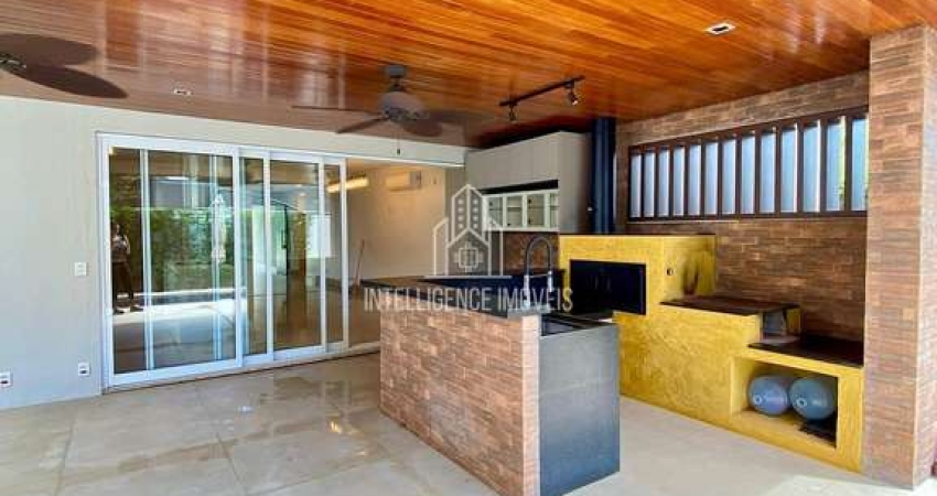 Casa para locação com 3 suítes, varanda com forno e fogão a lenha, 300m² de área construída no Cond