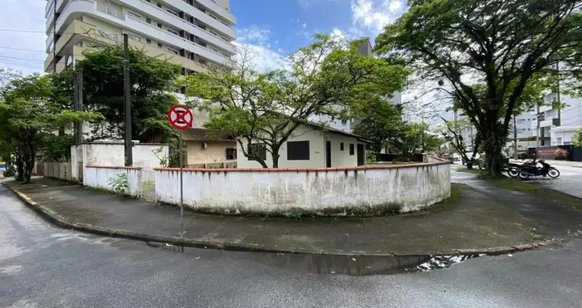Excelente localização terreno de esquina ,no Bairro América Joinville SC