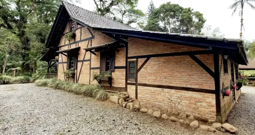 Linda Chácara a venda  com casa enxaimel originalmente construida em 1904, com área construida de 250m2 e terreno com 33.000m2