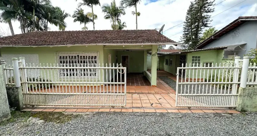 Casa em alvenaria a venda com 2 quartos, jardim no bairro Bucarein e Joinville SC
