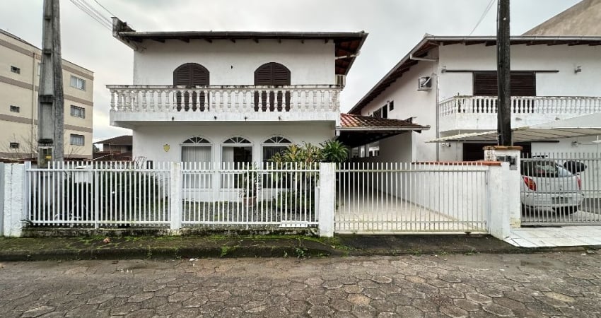 Sobrado com 5 quartos à venda no bairro Floresta em Joinville - SC, por R$ 590.000,00