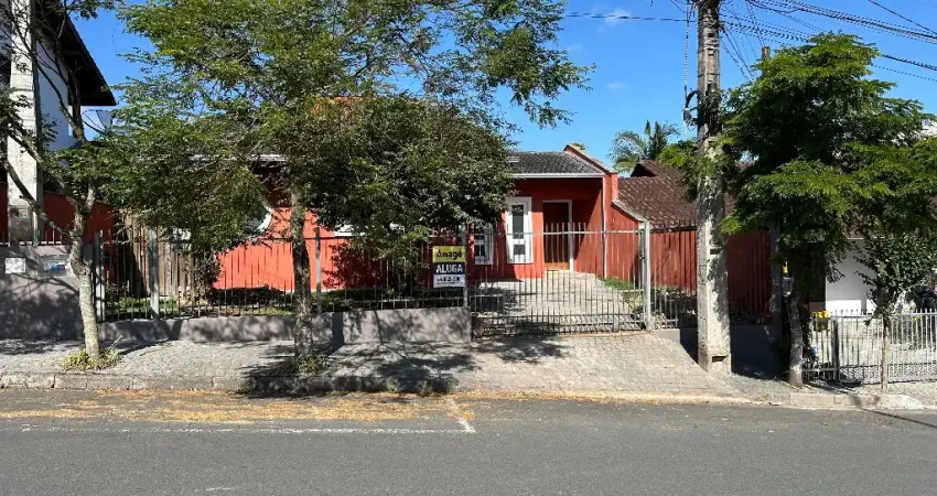 Casa averbada com 1 suite e mais 2 quartos, a venda no bairro Costa e Silva em Joinville SC. Valor R$850.000,00