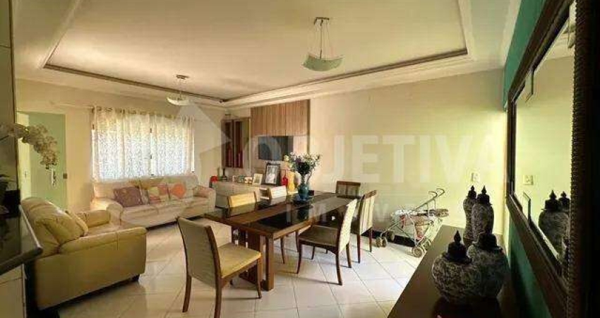 Excelente casa no Bairro Segismundo Pereira muito bem localizada em Uberlândia