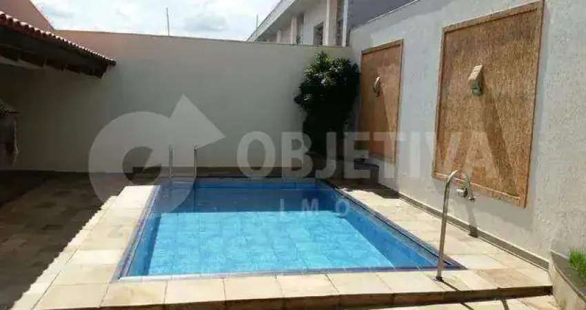 Excelente casa em dois pavimentos à venda em uma das melhores avenidas do bairro Santa Monica em Uberlândia