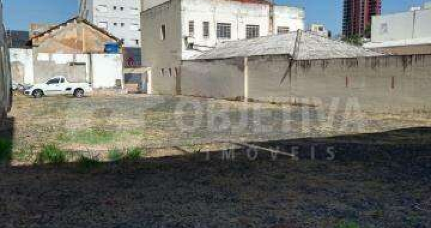 Excelente Área com uma casa simples comercial localizada na região Central de Uberlândia
