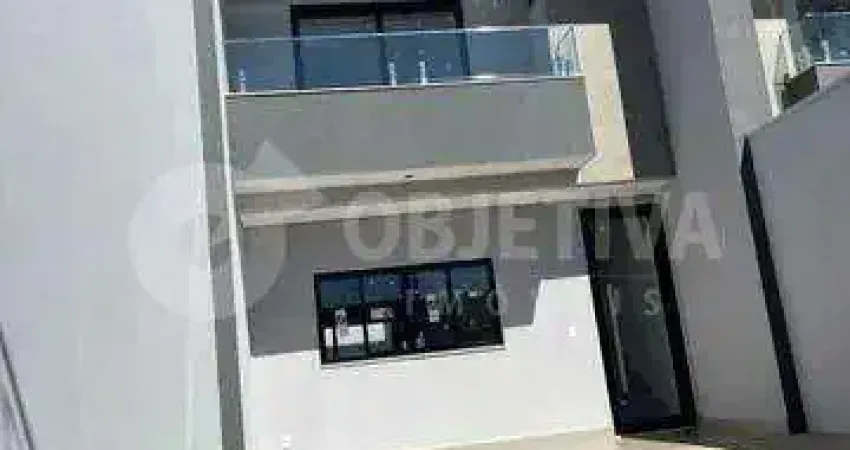 Excelente Casa estilo sobrado no Bairro Santa Rosa em Uberlândia