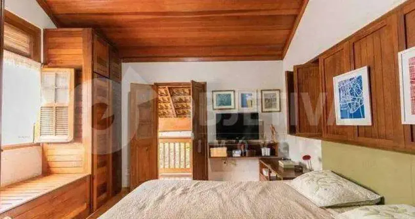 Belíssima casa no Bairro Saraiva localizada próximo a UFU