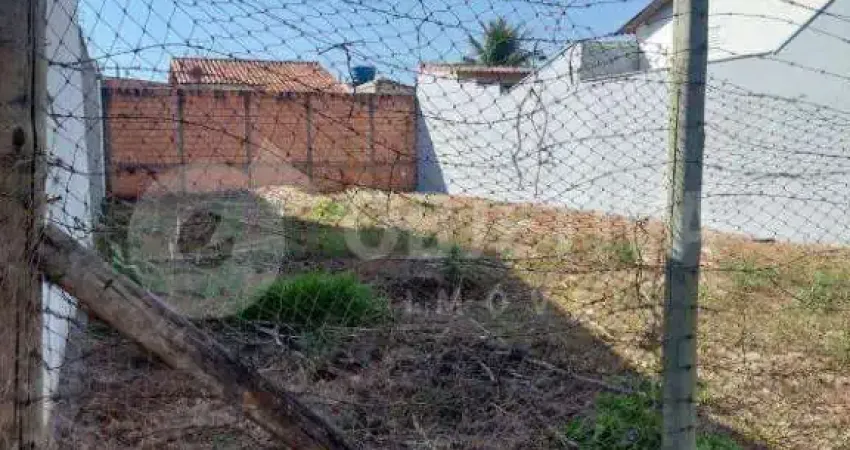 Seu sonho de construir a casa perfeita começa aqui! Lote murado e plano no Bairro Jardim Holanda, pronto para receber seus planos
