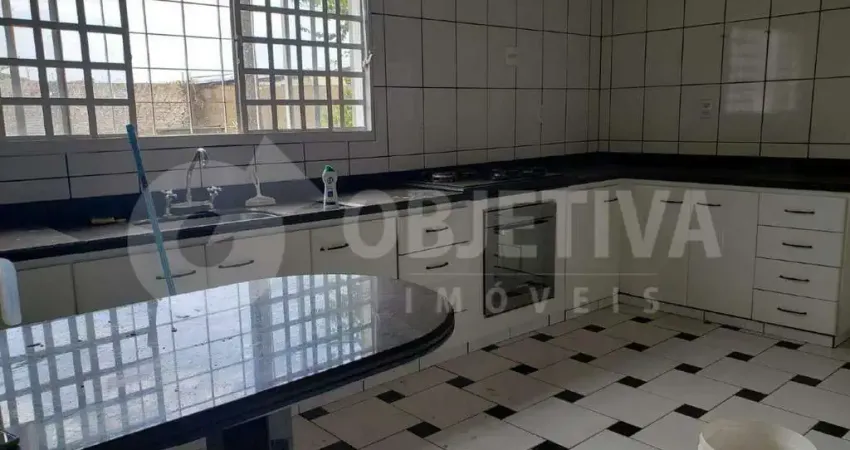 Casa à venda, 4 quartos, 1 suíte, 4 vagas, JARDIM PATRICIA - UBERLANDIA/MG