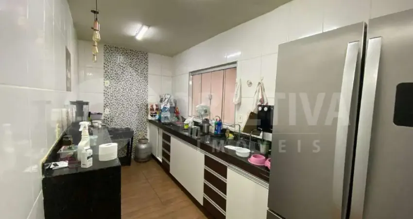 Casa à venda, 7 quartos, 1 suíte, 2 vagas, JARDIM HOLANDA - UBERLANDIA/MG